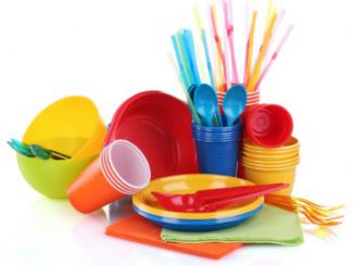 stoviglie di plastica colorate