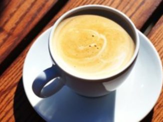 Juste une photo d'une tasse de café et le désir de faire une sieste disparaît