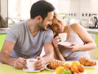 Petit-déjeuner: le thé ou le café sont-ils meilleurs?