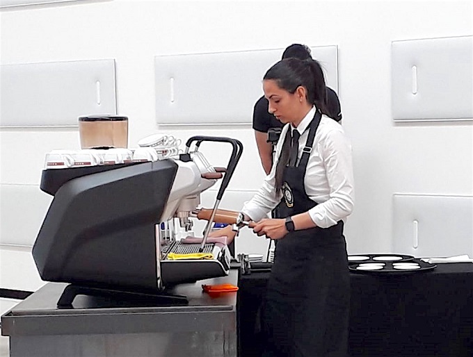 caffè milani "width =" 680 "height =" 514 "srcset =" https://www.shop-ici-ailleurs.com/wp-content/uploads/2019/06/1561352713_261_Cafe-milani-avec-espresso-champion-italien.jpg 680w, https: / /www.horecanews.it/wp-content/uploads/2019/06/Sara-Farci_semifinale-al-Mumac-300x227.jpg 300w, https://www.horecanews.it/wp-content/uploads/2019/06/ Sara-Farci_semifinale-al-Mumac-556x420.jpg 556w, https://www.horecanews.it/wp-content/uploads/2019/06/Sara-Farci_semifinale-al-Mumac-80x60.jpg 80w, https: // www.horecanews.it/wp-content/uploads/2019/06/Sara-Farci_semifinale-al-Mumac-100x75.jpg 100w, https://www.horecanews.it/wp-content/uploads/2019/06/Sara -Farci_semifinale-al-Mumac-180x135.jpg 180w "tailles =" (largeur maximale: 680 pixels) 100vw, 680 pixels