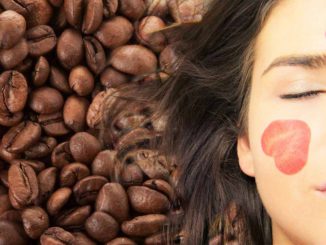 Café pour cacher les cheveux blancs et améliorer leur santé