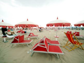 Sfruttamento, buste paga false, orari infiniti. La stagione in riviera peggio dei lavori forzati