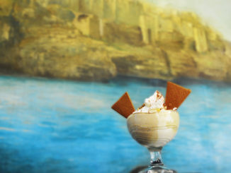 Polignano a Mare rend hommage aux 60 ans de Volare di Modugno avec une nouvelle coupe de glace