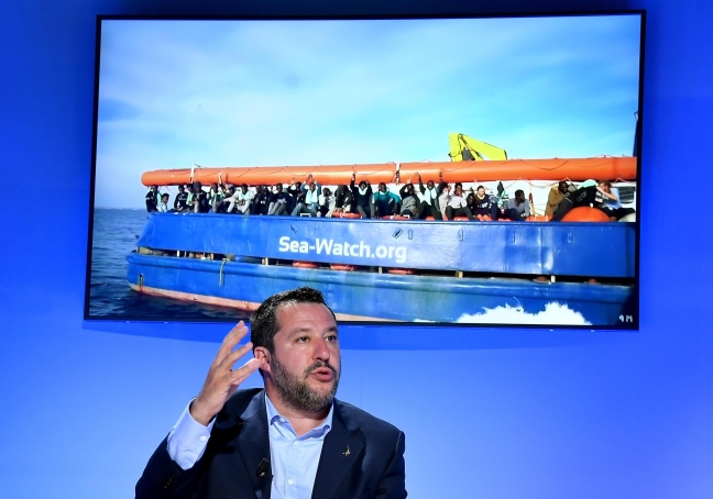 Matteo Salvini se la prende con le Ong e lascia trafficanti e scafisti indisturbati