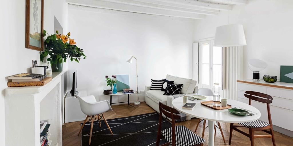 Mini appartement de deux pièces de 45 mètres carrés avec poutres apparentes en blanc