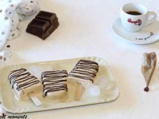 Crème glacée sur un bâton de crème et de café