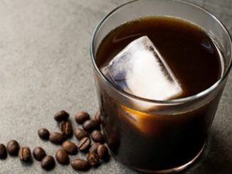 Quand l'été devient chaud, la tasse rencontre la glace: café froid, oui, mais créatif