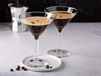 la recette d'un cocktail de café et de vodka dans une tasse à Martini