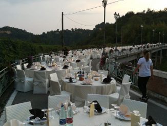 Plus de 250 participants au dîner aux chandelles sur le pont de la Rocche à Montaldo Roero (GALERIE) - Lavocedialba.it