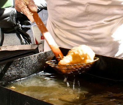 Retrait du pain de friture indienne de la friteuse