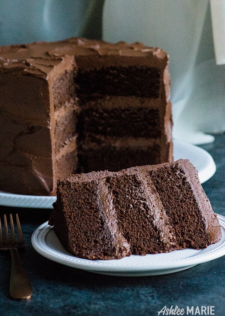 le gâteau au chocolat parfait avec un incroyable glaçage au beurre de ganache au chocolat - tutoriel vidéo