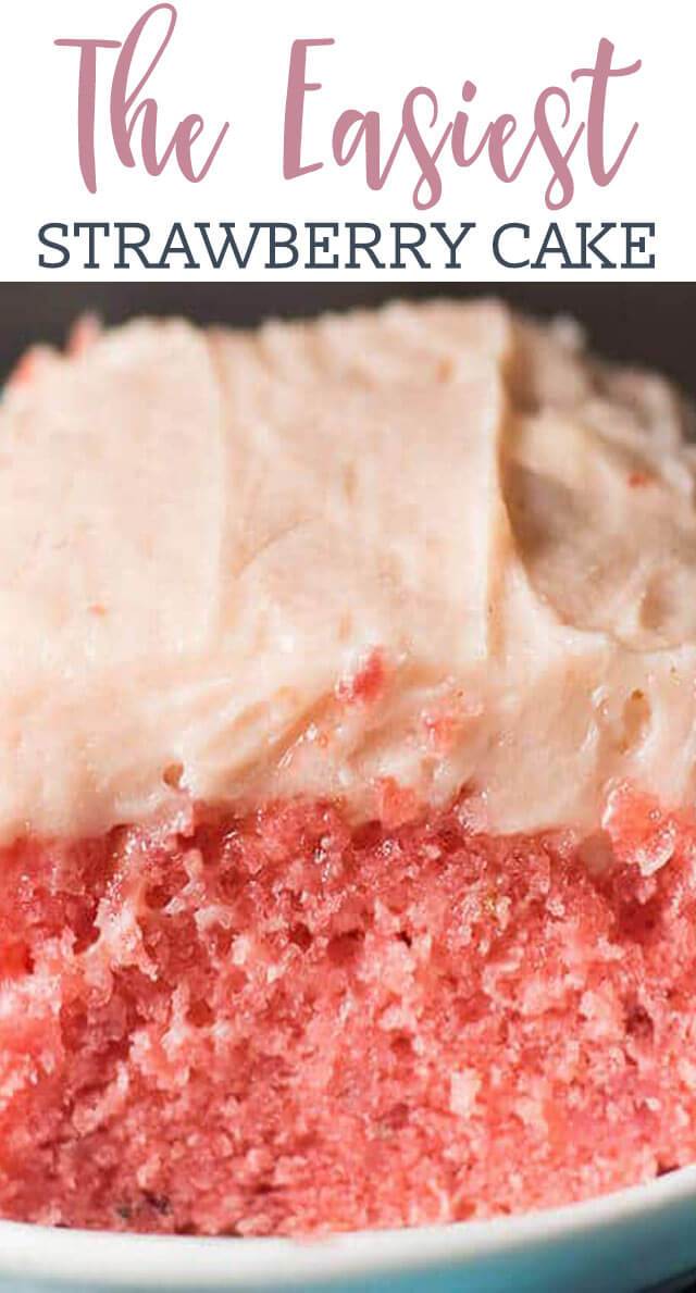 Vous cherchez une recette de gâteau aux fraises facile? Un gâteau humide commence avec un mélange à gâteau en boîte et possède un glaçage à la fraise fait maison qui a le goût d'un milkshake.