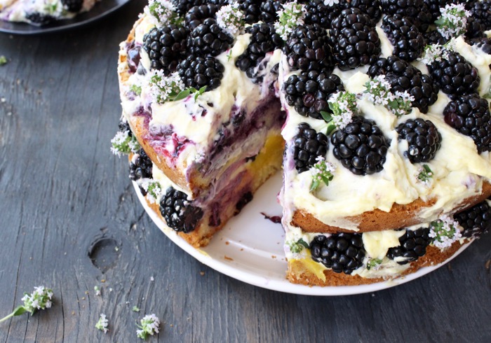 Recette de gâteau à l'huile d'olive en tranches avec des baies sur une assiette 