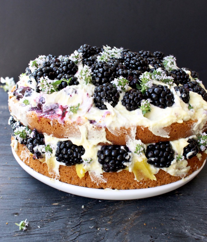 Recette de gâteaux à l'huile d'olive et au citron italiens avec baies, mascarpone et fromage au citron