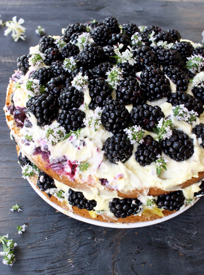 Gâteau italien à l'huile d'olive et au citron avec mûres et mascarpone 