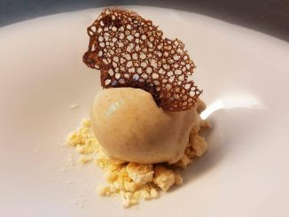 Glace à la châtaigne, meringue et gaufre