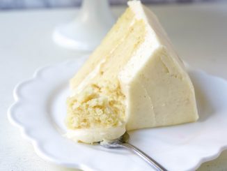 Vanilla Cake Recipe. The best homemade vanilla cake recipe with vanilla bean buttercream frosting. www.modernhoney.com #vanillacake #cake #cakerecipe #vanillacakerecipe