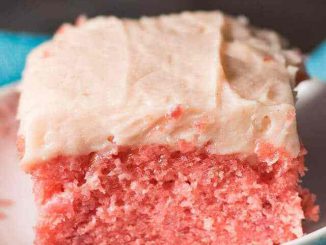 Recette facile de gâteau aux fraises {Instructions pour le gâteau à 2 couches et le gâteau 9x13}