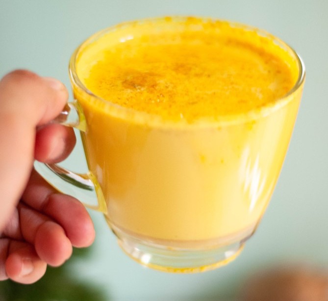 https://ilfattoalimentare.it/ "width =" 458 "height =" 420 "srcset =" https://ilfattoalimentare.it/wp-content/uploads/2019/10/caffe-giallo-curcuma-golden-milk. jpg 669w, https://ilfattoalimentare.it/wp-content/uploads/2019/10/caffe-giallo-curcuma-golden-milk-300x275.jpg 300w, https://ilfattoalimentare.it/wp-content/uploads/ 2019/10 / caffe-giallo-curcuma-golden-milk-450x412.jpg 450w, https://ilfattoalimentare.it/wp-content/uploads/2019/10/caffe-giallo-curcuma-golden-milk-600x550.jpg 600w "tailles =" (largeur maximale: 458px) 100vw, 458px "/> Le monde du café</strong> est de plus en plus variée: outre l’espresso, l’américain, le macchiato ou le déca, l’orge et le ginseng, de nouvelles boissons font leur apparition et promettent de répondre aux besoins de ceux qui recherchent des aliments de santé utiles, car elles sont enrichies en substances spécifiques. propriétés fonctionnelles, ou sans gluten, lactose ou sucres ajoutés. Au bar, des "cafés" aux couleurs improbables allant du jaune au vert, du rose au bleu, sont également disponibles sur le réseau, en tant que produits solubles en sachets ou en capsules pour la machine à expresso, mais avec une recette différente. (plus vieux) que dans le bar.</p>
<p><strong>Faire un tour dans certains</strong> Nous avons trouvé des boissons bleues appelées "Unicorn Latte" présentées sans sucres ajoutés, sans lactose, sans gluten, sans graisses hydrogénées, sans sirop de glucose, sans colorants, avec des arômes naturels. Les ingrédients sont: <em>Édulcorants: maltitol, oligosaccharide d'isomalt (IMO); poudre de lait de coco, graisses de coco non hydrogénées, extrait de spiruline 2,1%, extrait de maca 2%, extrait de gingembre 2%, jus de citron déshydraté 2%, arômes naturels, protéines de lait, stabilisants: E340ii- E452; émulsifiants: E471 -E481i; agent anti-agglomérant: E551; agent de charge: érythritol; édulcorant: glycosides de stéviol</em>.</p>
<p><strong>malgré</strong> le produit est exempt de sucres ajoutés, de lactose et de gluten, la liste des ingrédients est plutôt longue (plus de 15 noms). En outre, il ne s’agit pas de matières premières habituellement utilisées dans les cuisines domestiques, mais plutôt de substances et d’additifs typiques des aliments ultra-transformés. Le maltitol est un édulcorant naturel qui possède un pouvoir édulcorant de 75% du saccharose, alors qu’il ne fournit que 60% des calories, de sorte qu’il peut également être utilisé dans des aliments "sans sucre ajouté". Cependant, il ne doit pas être dépassé, car en grande quantité, il a une action laxative. La graisse de noix de coco n'est pas une matière première recommandée car elle est trop riche en acides gras saturés. Et les additifs sont peut-être trop nombreux: E471 indique les mono et diglycérides d'acides gras, émulsifiants largement utilisés dans l'industrie alimentaire, E340ii, le phosphate dipotassique et les polyphosphates E452, suspectés d'interférer avec le métabolisme du calcium, s'ils dépassent les doses recommandées. Enfin, le dioxyde de silicium E551 est un agent anti-agglomérant plutôt controversé.</p>
<p><strong>Les ingrédients fonctionnels</strong>, dans la boisson bleue, il en existe trois: la spiruline, le gingembre et l’extrait de maca. La spiruline est une microalgue très vitaminée, le gingembre favorise la digestion et stimule le métabolisme, la maca est une racine péruvienne riche en minéraux et en vitamines, qui possède des propriétés revigorantes contre le stress.</p>
<p><strong><img decoding=