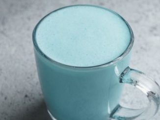 Azzurro, rosa o verde: l’alternativa al caffè sembra un arcobaleno. I nuovi prodotti sono simpatici ma la lista ingredienti lascia perplessi