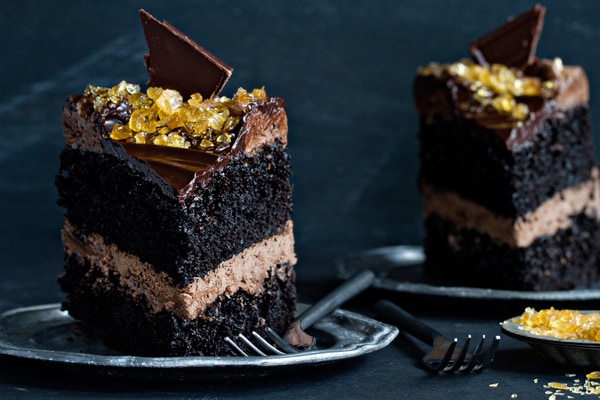 Le gâteau au caramel double salé au chocolat satisfait toutes vos envies à chaque bouchée. Vous ne pourrez pas résister!