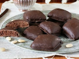 Mostaccioli al CAFFE morbidi. Una variante dei mostaccioli classici, alle mandorle e cioccolato. Qui il binomio caffè-cioccolato risulta vincente, una versione nuova ed aromatizzata che farà furore sulle tavole delle feste Natalizie.