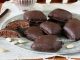 Mostaccioli al CAFFE morbidi. Una variante dei mostaccioli classici, alle mandorle e cioccolato. Qui il binomio caffè-cioccolato risulta vincente, una versione nuova ed aromatizzata che farà furore sulle tavole delle feste Natalizie.
