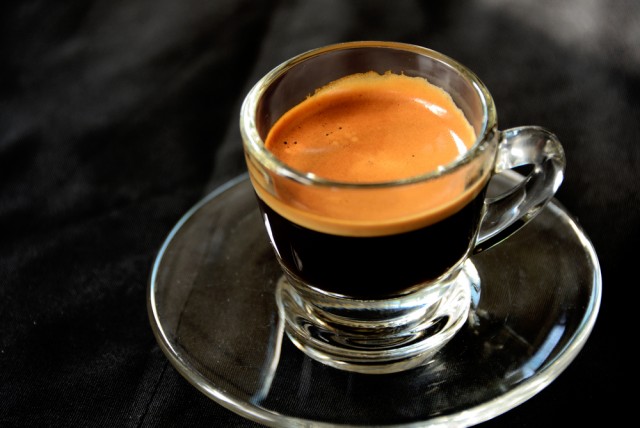 https://www.agrodolce.it/ "width =" 640 "height =" 428 "srcset =" https://www.agrodolce.it/app/uploads/2016/01/shutterstock_289427036-640x428.jpg 640w, https : //www.agrodolce.it/app/uploads/2016/01/shutterstock_289427036-980x655.jpg 980w, https://www.agrodolce.it/app/uploads/2016/01/shutterstock_289427036-320x214.jpg 320w, https : //www.agrodolce.it/app/uploads/2016/01/shutterstock_289427036.jpg 1000w "tailles =" (largeur max: 640px) 100vw, 640px "/> Espresso</strong>: est la coupe italienne classique. Le café est extrait rapidement, en environ 25-30 secondes, en bouche il est très intense et se consomme surtout en se tenant au comptoir.</li>
<li><strong>Ristretto</strong>: c'est un expresso plus court, la dose classique de café est la même mais le liquide dans la tasse est un peu plus de la moitié.</li>
<li><strong>double</strong>: 30 ml d'expresso, une tasse pour être clair, extrait avec le double plutôt que le simple filtre. La dose de café moulu est donc plus élevée.</li>
<li><strong><img decoding=