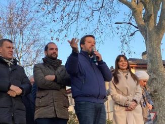 Salvini sul pubblico passeggio