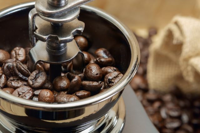 https://www.agrodolce.it/ "width =" 640 "height =" 427 "srcset =" https://www.agrodolce.it/app/uploads/2018/01/shutterstock_265424549-640x427.jpg 640w, https : //www.agrodolce.it/app/uploads/2018/01/shutterstock_265424549-768x512.jpg 768w, https://www.agrodolce.it/app/uploads/2018/01/shutterstock_265424549-980x654.jpg 980w, https : //www.agrodolce.it/app/uploads/2018/01/shutterstock_265424549-320x213.jpg 320w, https://www.agrodolce.it/app/uploads/2018/01/shutterstock_265424549.jpg 1000w "tailles =" (largeur max: 640px) 100vw, 640px "/> Le broyage</strong>. Le café américain nécessite un broyage moyen des grains. En fait, s'il est trop grossier, le mélange transférera un goût faible au palais. Si les grains sont moulus trop finement, le résultat risque d'être trop amer (comme les amateurs d'espresso le savent bien).</li>
<li><strong><img decoding=