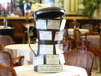 Du café au cinéma, l'économie suspendue entre marketing et solidarité