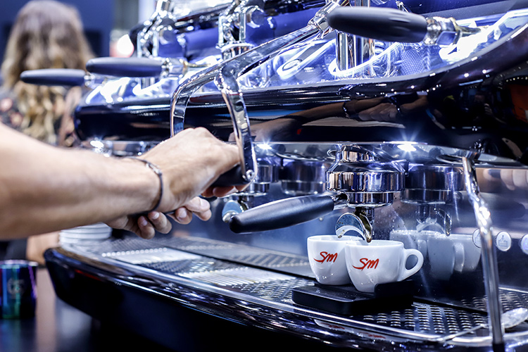 Le modèle V6 La San Marco à deux banques - Machines à café San Marco Festa depuis 100 ans, chiffre d'affaires de 5%
