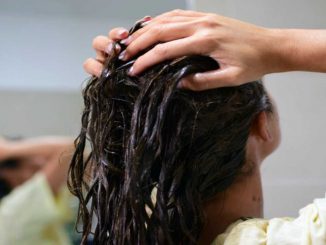 Adieu les cheveux blancs avec le masque au café! Ça marche!