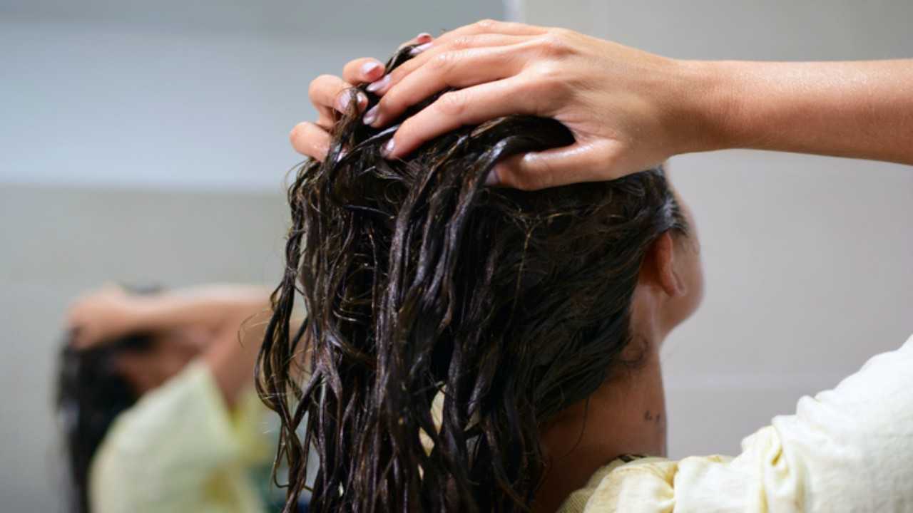 Adieu les cheveux blancs avec le masque au café! Ça marche!