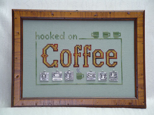 cliquez ici pour agrandir l'image de Hooked on Coffee w / charms (tableau avec charms / boutons)