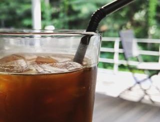 Ces jours-ci, quand l'été chaud arrive bientôt, boire tout en regardant la forêt fraîche # Café glacé: ^ * #Avoir des vacances fraîches avec # 50% de réduction sur Americano à Yakun! #Yakun #Café # Café ...