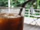 Ces jours-ci, quand l'été chaud arrive bientôt, boire tout en regardant la forêt fraîche # Café glacé: ^ * #Avoir des vacances fraîches avec # 50% de réduction sur Americano à Yakun! #Yakun #Café # Café ...