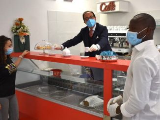 Rome, le recteur improvise en tant que barista et prépare le café pour les étudiants
