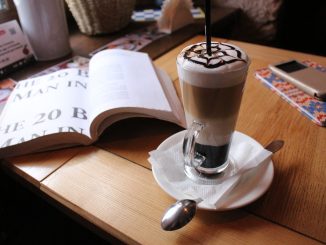 Comment faire du café Mocaccino à trois couches avec de la crème au lait et du chocolat à la maison