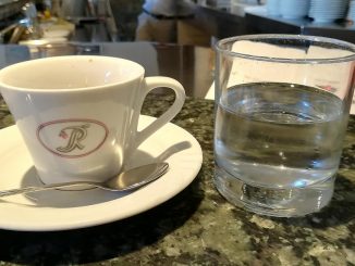 Dernier café au comptoir avant la nouvelle fermeture