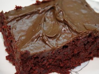 Prenons deux de nos aliments préférés - le chocolat et le café - et combinons-les en un gâteau céleste