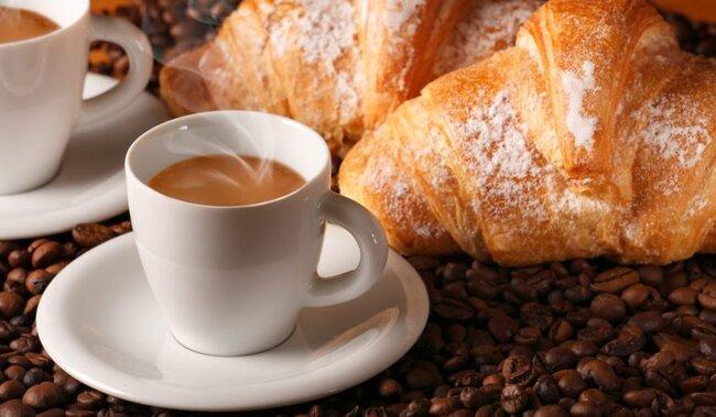 Petit-déjeuner italien avec café et croissants