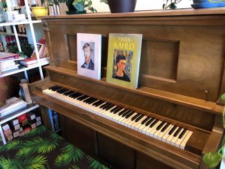De délicieux plats peuvent être trouvés dans l'extravagant Lost Parrot Café dans le sud de Pasadena, le San Gabriel Valley Tribune