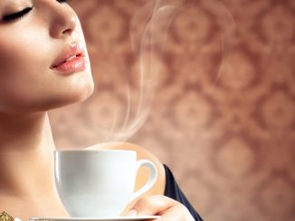 Étiquette du café: le bon ton de la tasse au verre d'eau