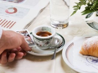 Quelle est la tradition du café expresso napolitain?