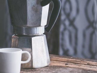 La solution ingénieuse et super économique pour nettoyer notre cafetière est ce produit que nous avons tous chez nous