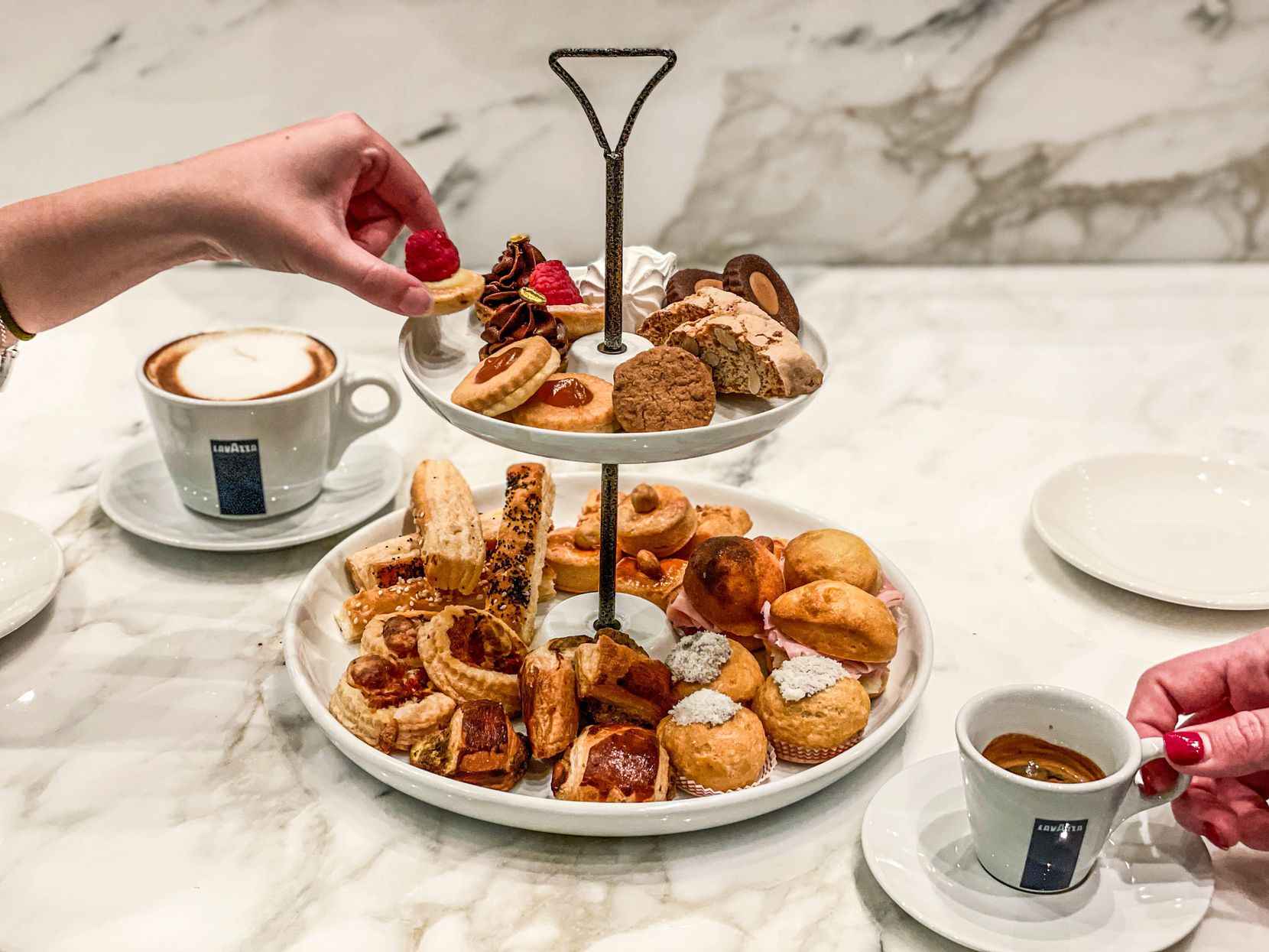 L'un des éléments du menu du Caffe Lavazza à l'intérieur d'Eataly Dallas est la tour, une tour de collations à partager. 