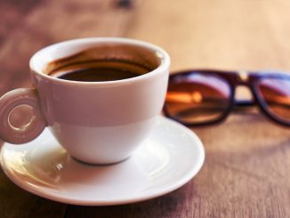 Pour profiter pleinement de l'arôme de notre café au bar, faut-il boire le verre d'eau avant ou après?
