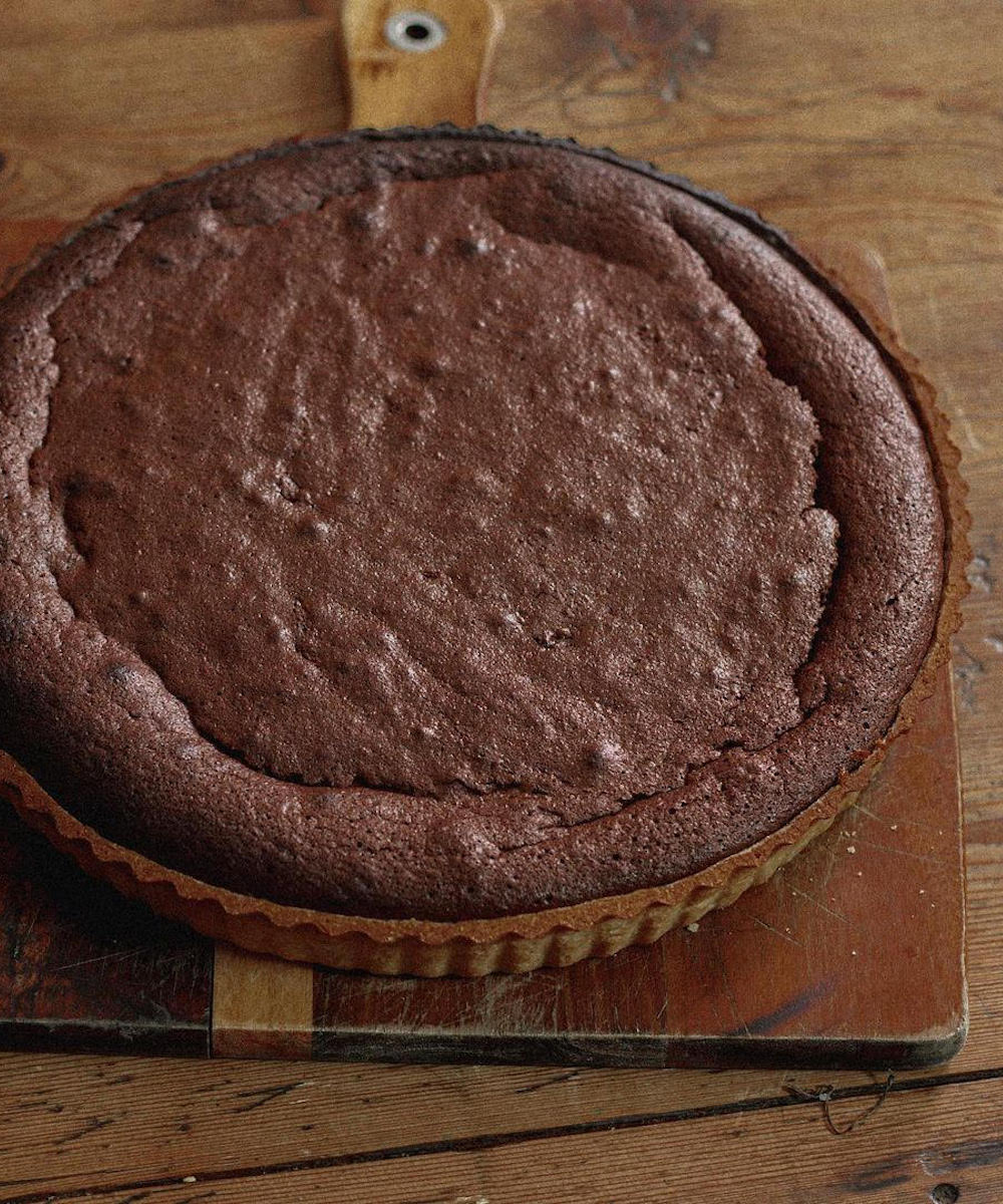 une tarte au chocolat sur une planche à découper