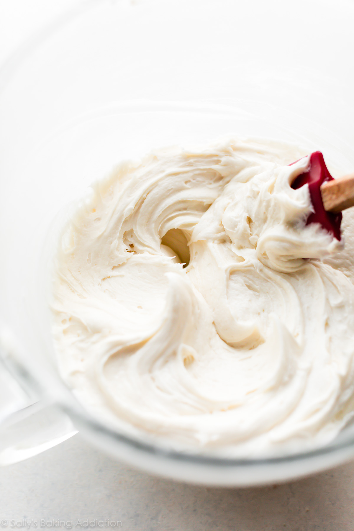 Glaçage au fromage à la crème dans un bol en verre